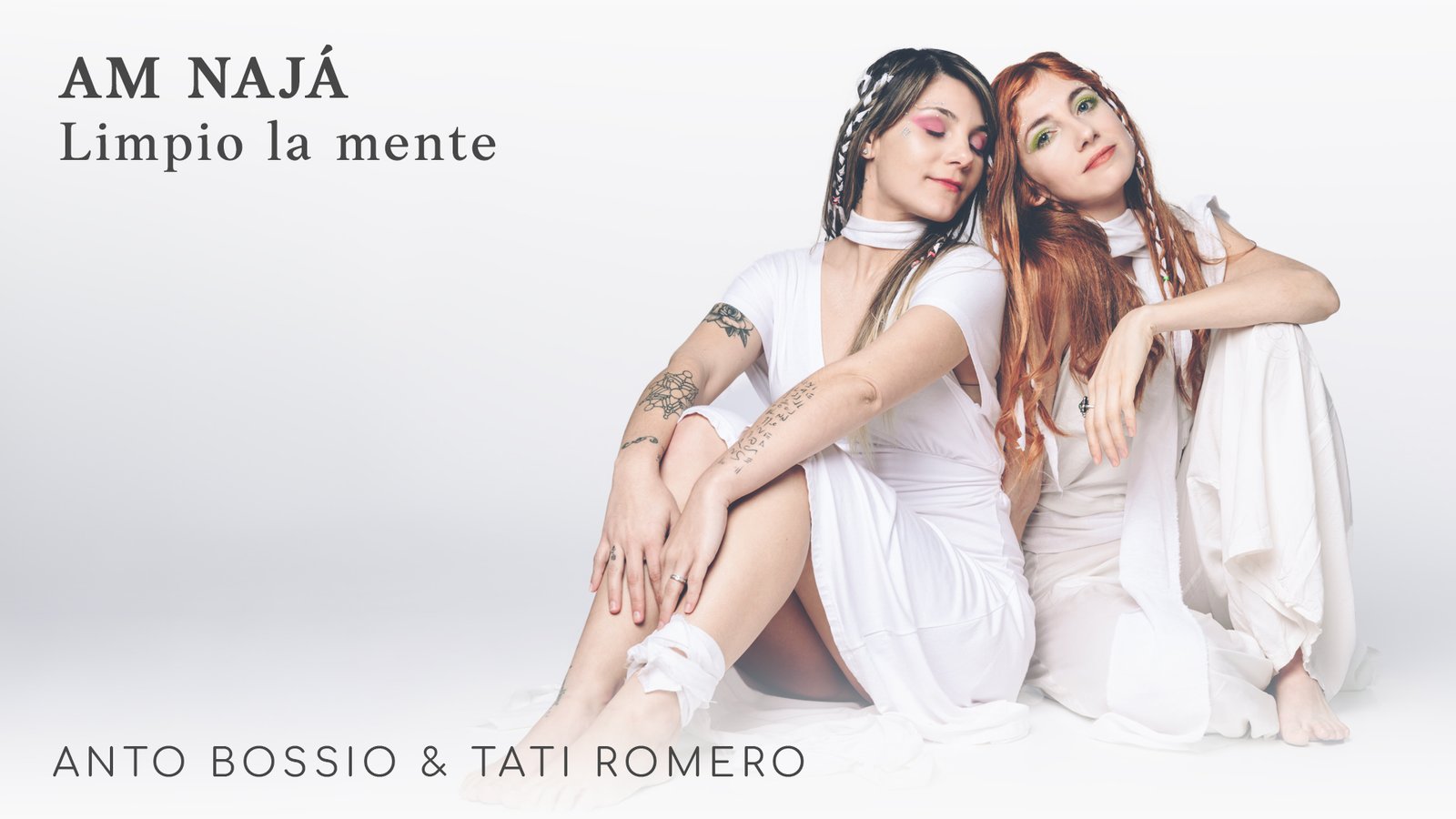 Anto Bossio y Tati Romero, vestidas de blanco, sentadas espalda con espalda