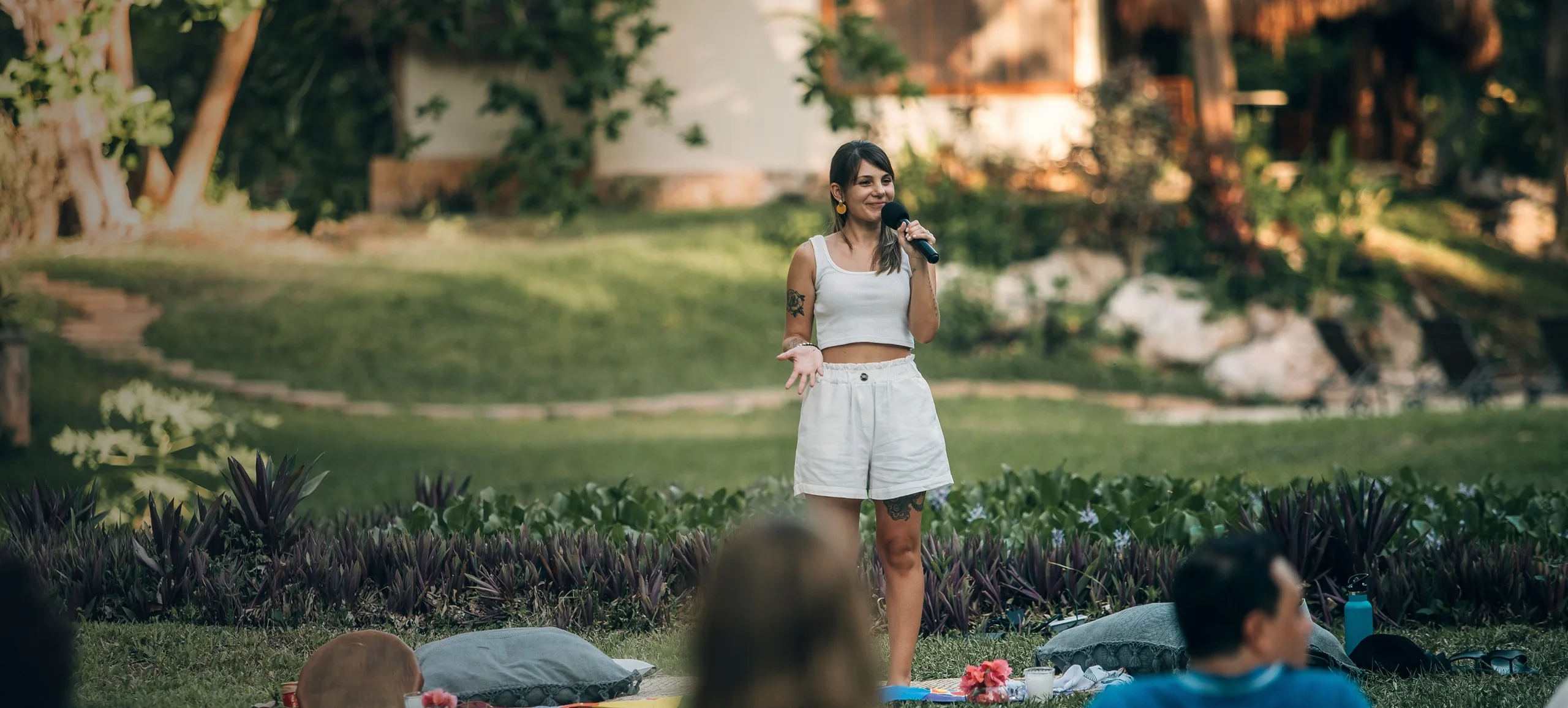 Tatiana Romero durante un encuentro al aire libre de la Escuela Pleyadiana
