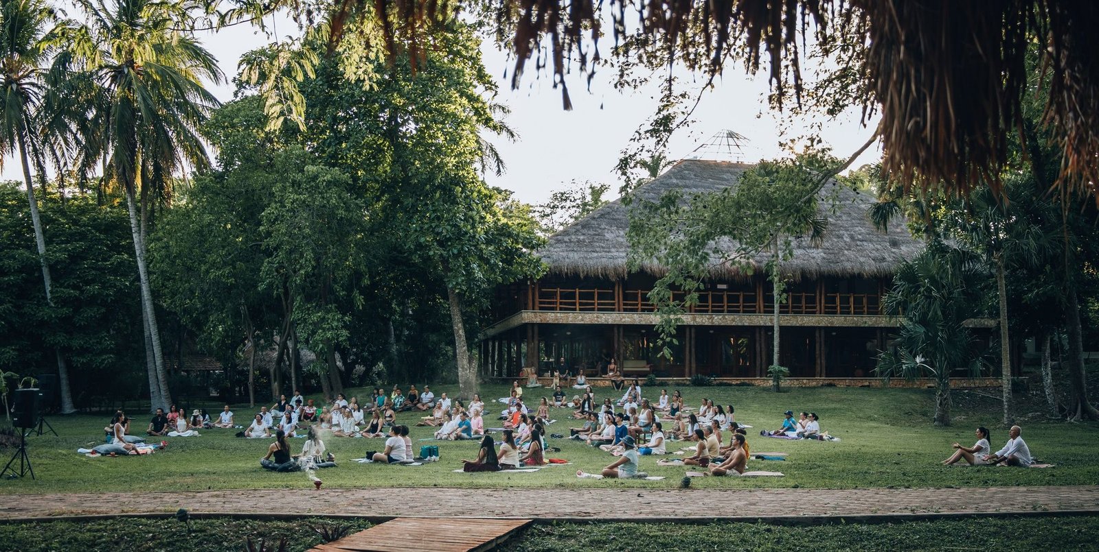 Encuentro presencial de la Escuela en un jardín