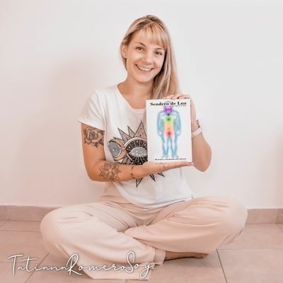 Tatiana Romero sosteniendo el libro Sendero de Luz