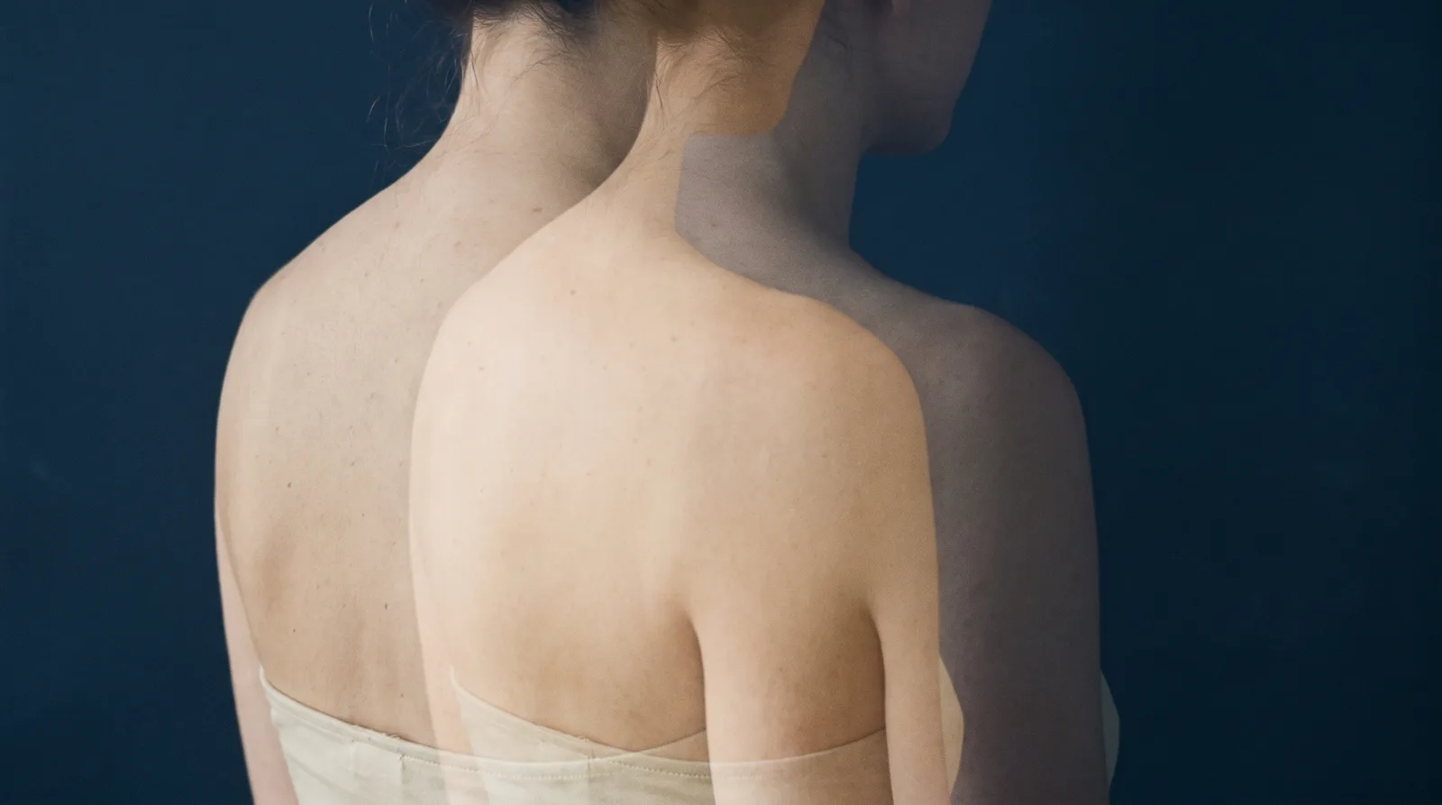 Doble exposici&oacute;n de una espalda: el mismo cuerpo aparece dos veces, corrido de s&iacute; mismo